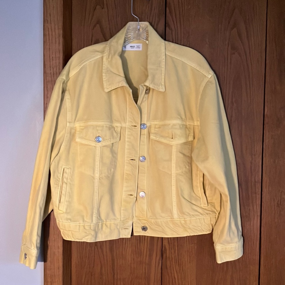 Gently used denim yellow cropped Jean jacket!💛